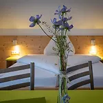 Gita's Haus 3* רוסט