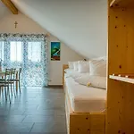 Gita's Haus 3* רוסט